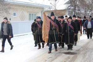 Preoţii, pompierii voluntari şi credincioşi din Bosanci, în procesiune de sfinţire prin ...