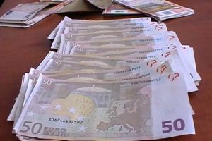 Un sucevean a reclamat la poliţie că soţia lui şi amantul acesteia i-au furat bani din casă