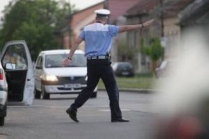Prins de poliţişti conducând o maşină cu autorizaţia provizorie de circulaţie expirată: Bărbat din Alba Iulia s-a ales cu dosar penal
