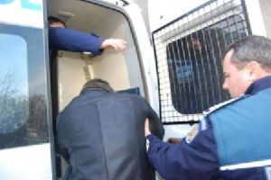 Adolescent din Botoşani, reţinut de poliţişti după ce şi-a bătut fosta iubită