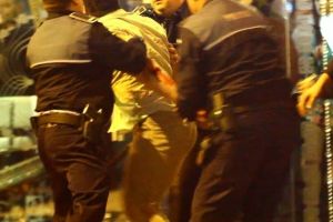 Scandal într-un bar din municipiul Botoşani. Individul a spart un geam al localului