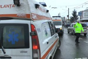 Un tânăr de 21 de ani, din Botoşani, a dat cu maşina peste o bătrână. Femeia a ajuns la spital
