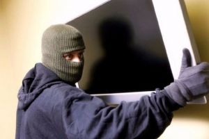 Apartament din Sibiu prădat de hoţi – Au furat televizoare şi un cuptor electric