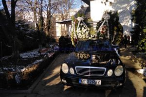 FOTO& VIDEO! Medicul Marius Zăiceanu, condus pe ultimul drum de sute de oameni. Medici, directori şi primarul Flutur, la înmormântare