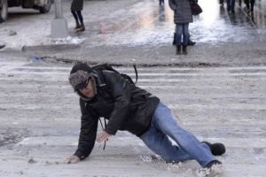 Val de sibieni la Urgenţe – Au căzut pe gheaţă