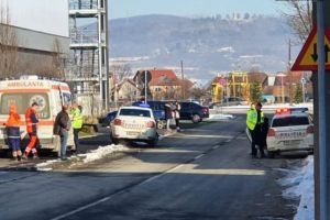 FOTO Pieton lovit de o maşină pe Fabricii lângă Mall