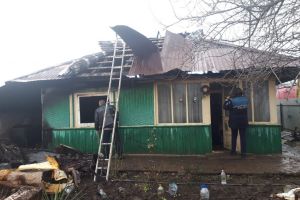 Incendiu provocat de o lumânare lăsată aprinsă, la Valea Cireşului