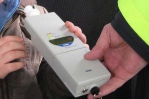 Un bărbat din Mădăras a acroşat 5 maşini în Oradea. Poliţiştii au descoperit că şofa fără permis şi avea o alcoolemie de comă