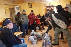 FOTO. Gest deosebit făcut de Petrică Mureşan. A donat încălţăminte pentru beneficiarii Adăpostului de noapte