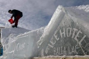 Pentru prima data în ultimii 16 ani, hotelul de gheaţă de la Bâlea NU se mai construieşte, din cauza lipsei gheţii din lac