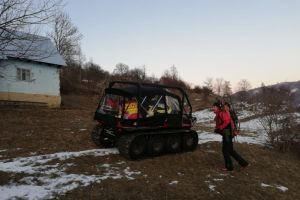 Femeie de 83 de ani cu probleme medicale, dusă cu şenilata la ambulanţă (FOTO-VIDEO)