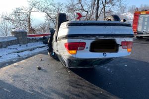 VIDEO Autoturismul răsturnat pe drumul de Poiana Braşov, filmat de o cameră de bord