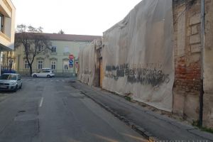 O clădire din strada Jean Calvin din Oradea, pericol pentru trecători! Imobilul aparţine fraţilor Micula (FOTO)