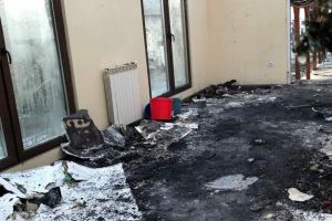APEL. O familie cu copil mic a rămas fără casă în urma unui incendiu!