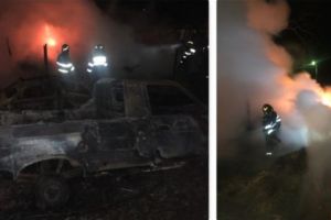 INCENDIU DEVASTATOR! DOUĂ MAŞINI S-AU FĂCUT SCRUM