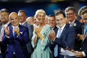 După ce a REVOLTAT profesorii, Guvernul Orban îşi pune şi elevii în cap: SOMAȚIE pentru schimbarea structurii anului şcolar