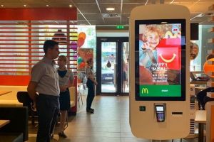 Criza forţei de muncă – premieră la McDonald’s în România: Lanţul aduce angajaţi din Sri Lanka