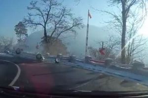 Video| Atunci când crezi că dacă ai BMW şi depăşeşti pe linie continuă nimic nu te mai poate opri