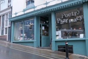 FOTO – A fost inaugurata prima farmacie de poezie din lume – Versuri terapeutice în loc de medicamente