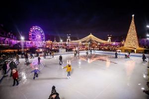 Roata panoramică, patinoarul şi câteva standuri mai rămân în Piaţa Mare – Bradul va fi demontat