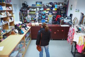 Vrei să cumperi lucruri ieftine? În magazinele ANAF, bunurile confiscate de fisc se vând la preţuri mici