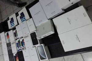 Telefoane mobile de contrabandă, confiscate de poliţiştii gălăţeni