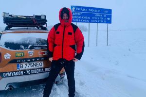 FOTO. Probleme pentru echipajul Bertici, lângă Polul Frigului: Maşina a făcut ca un elicopter