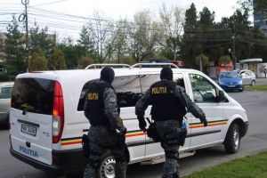 Percheziţii în 25 de judeţe, inclusiv Dâmboviţa , la persoane bănuite că ar fi cauzat un prejudiciu de 2.000.000 de euro prin infracţiuni de fals şi de serviciu