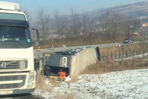 Trafic îngreunat la Ruşi – Un TIR implicat într-o tamponare blochează drumul