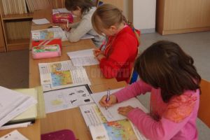 Elevii contestă proiectul privind structura anului şcolar următor şi propun începerea ...