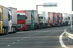 Cozi la vama Nădlac – Șoferii de camioane aşteaptă ore în şir să iasă din ţară