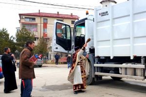 Ce mai sfinţesc românii: Slujbă de binecuvântare pentru noua maşină de gunoi dintr-o localitate din Constanţa