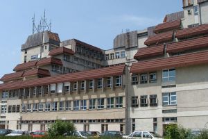 De pe bancheta din spate, pe patul din spital