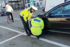 VIDEO| La Timişoara, poliţiştii au intervenit într-un caz de blocare a roţilor în parcarea unui centru comercial. Ce se întâmplă la Alba Iulia