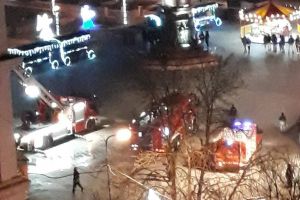 ACUM: Bradul din Piaţa Unirii a luat foc