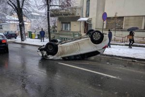 Două autoturisme răsturnate în afara D.N. 13/A, în zona comunei Sat Mare