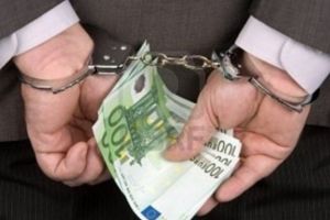 A vrut să „scape” de o infracţiune, dar va fi cercetat pentru două