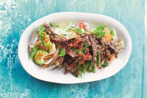 Salată crocantă cu miel şi tăieţei