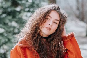 5 modalitati de a purta parul in sezonul rece, inspirate din coafurile vedetelor