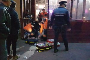 Bărbat mort, cu capul pe masă, pe terasa unui restaurant