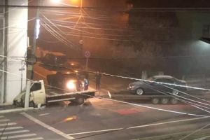 ACCIDENT: O platformă cu un BMW a „atentat” la liceul de pe Bulevardul Iuliu Maniu