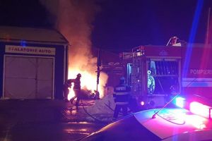 FOTO O maşină a ars ca o torţă. Era parcată lângă o spălătorie din Botoşani