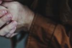 Fără mulţumiri! Oamenii străzii îşi bat joc de adăpostul de iarnă şi de personalul care-l deserveşte