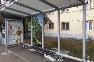 FOTO Nesimţire fără margini – Staţii de autobuz din Sibiu vandalizate