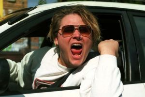 Amenzi de trei ori mai mari pentru cei care înjură pe stradă sau îşi deranjează vecinii