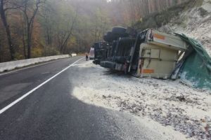Camion răsturnat între Moieciu şi Fundata