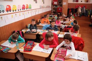 Elevii contestă proiectul privind structura anului şcolar următor şi propun începerea ...