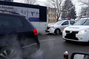O maşină de poliţie s-a proptit cu botul în spatele unui autobuz (FOTO)