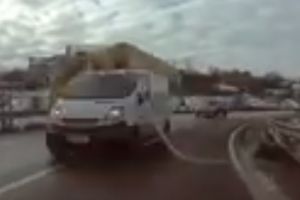 VIDEO Tragedie evitată la secundă! Un şofer din Botoşani a intrat într-o depăşire inconştientă