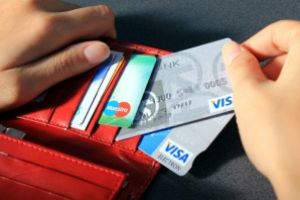 Un tânăr din Botoşani a furat un card şi s-a apucat să cheltuie banii de pe el. Cât a reuşit să fure până l-au prins poliţiştii